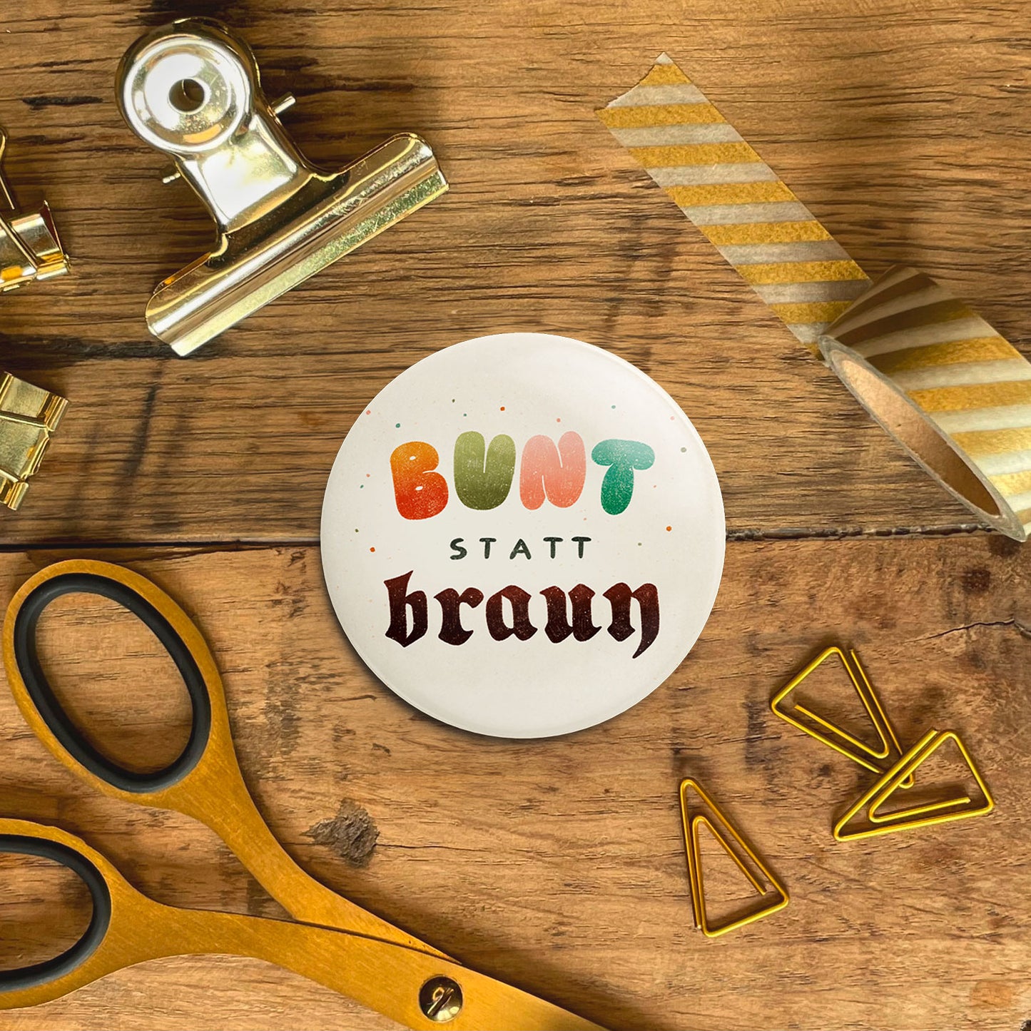 Button »Bunt statt braun«