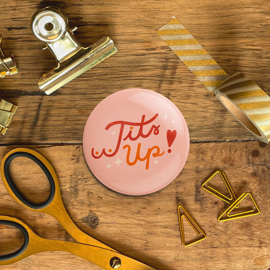 Button »Tits Up« – Produktfoto